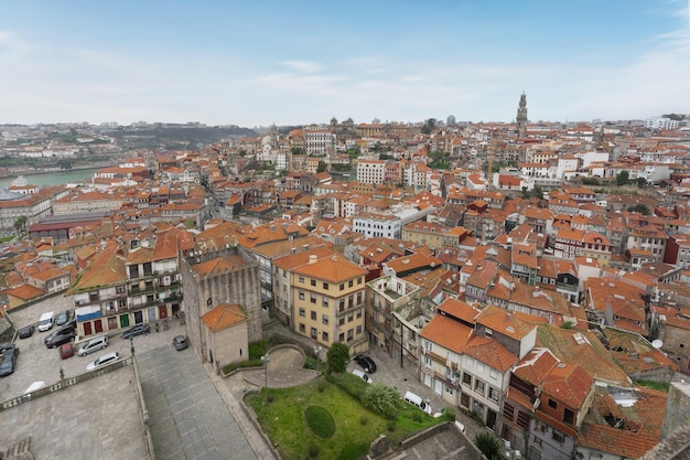 Vista aérea de la ciudad de Oporto con la Torre Clerigos Porto Portugal