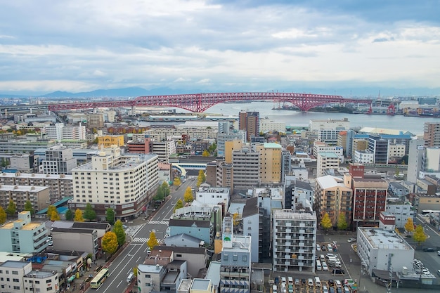 Vista aérea de la ciudad de Osaka y el puente Minato en la temporada de follaje otoñal Osaka Kansai Japón 28 de noviembre de 2019