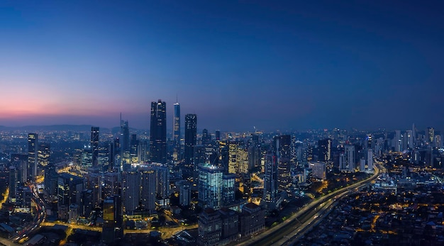 Vista aérea de la ciudad pacífica antes del amanecer