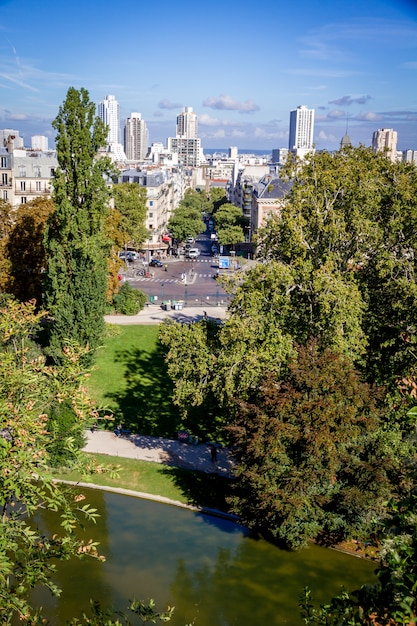 Foto vista aérea de la ciudad de parís desde el buttes-chaumont, parís