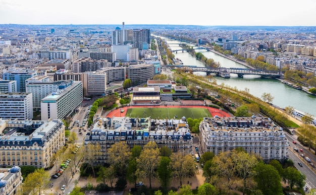 Vista aérea de la ciudad de París y el río Sena desde la Torre Eiffel. Francia. Abril de 2019