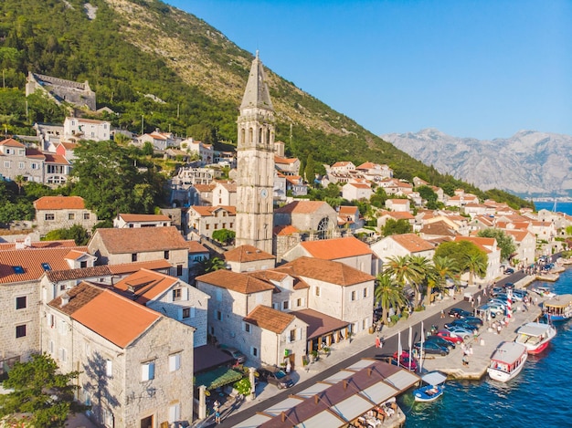 Vista aérea de la ciudad de perast en montenegro