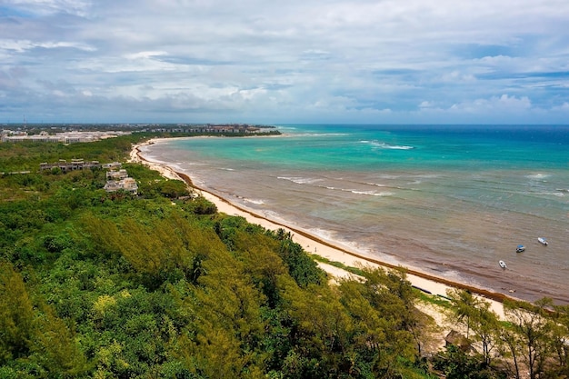 Vista aérea de la ciudad de Playa del Carmen en México. Vista de los resorts de lujo y la playa caribeña azul turquesa.