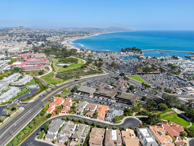 Vista aérea de la ciudad y la playa del puerto de Dana Point en el sur del condado de Orange, California, EE.UU.