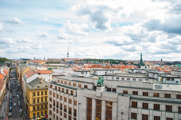 Vista aérea de la ciudad de praga en un día nublado de otoño