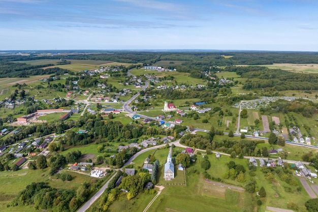 vista aérea de una ciudad provincial o de una gran zona de viviendas de pueblo con muchos edificios, caminos y jardines