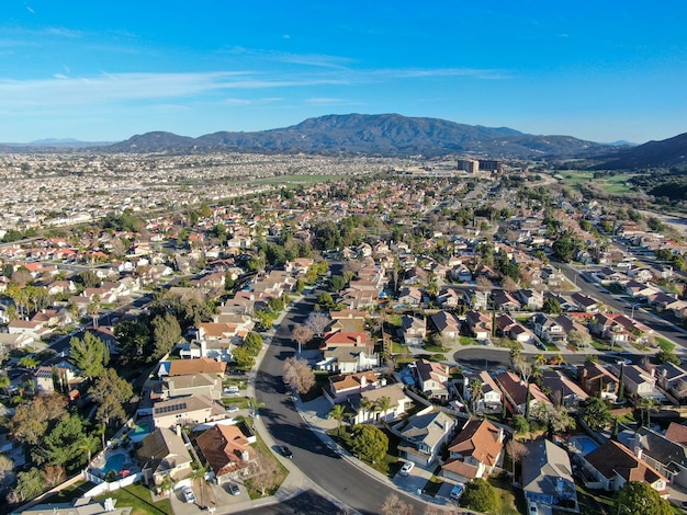 Vista aérea de la ciudad residencial durante el día soleado azul en Temecula California USA