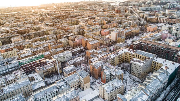 Vista aérea de la ciudad de San Petersburgo, Rusia, techos de la ciudad vieja en invierno