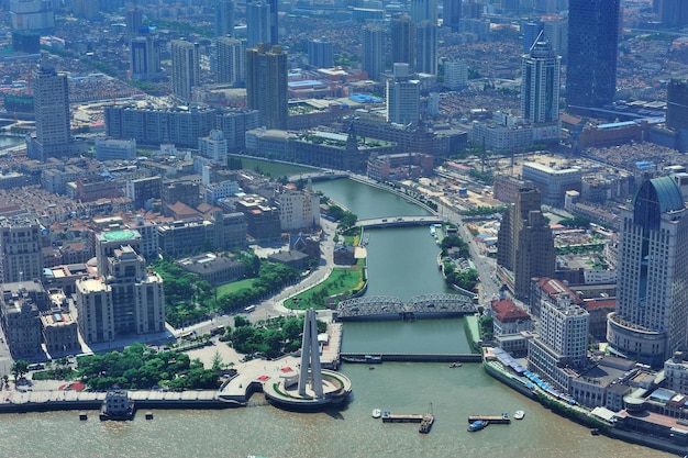Vista aérea de la ciudad de Shanghai con arquitectura urbana sobre el río en el día.