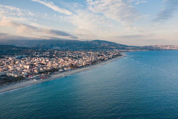 Vista aérea de la ciudad de Siderno Calabria Italia