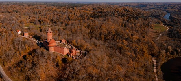 Vista aérea de la ciudad de Sigulda en Letonia durante el otoño dorado. Castillo medieval en medio del bosque.