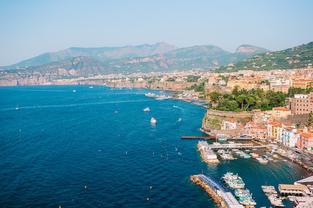 Vista aérea de la ciudad de Sorrento, costa de Amalfi, Italia