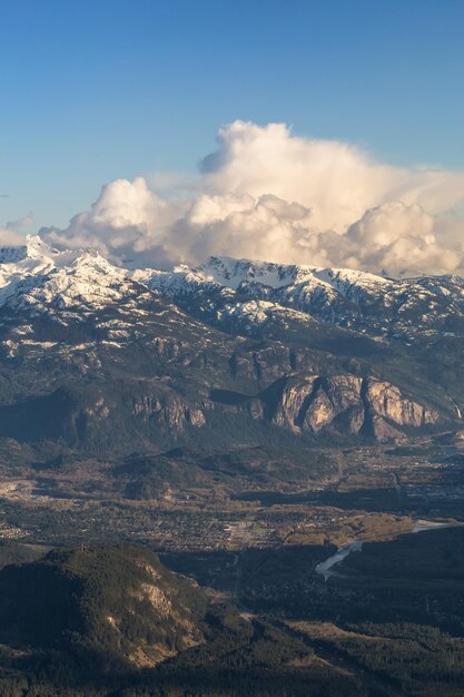 Vista aérea de la ciudad de Squamish con fondo de paisaje de montaña canadiense