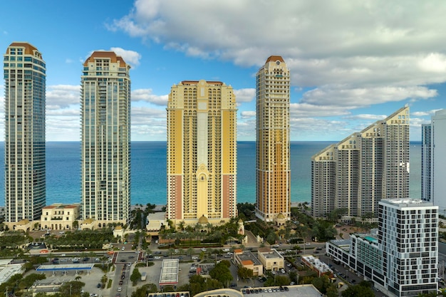 Vista aérea de la ciudad de Sunny Isles Beach con lujosos hoteles de gran altura y condominios en la costa del océano Atlántico Infraestructura turística estadounidense en el sur de Florida