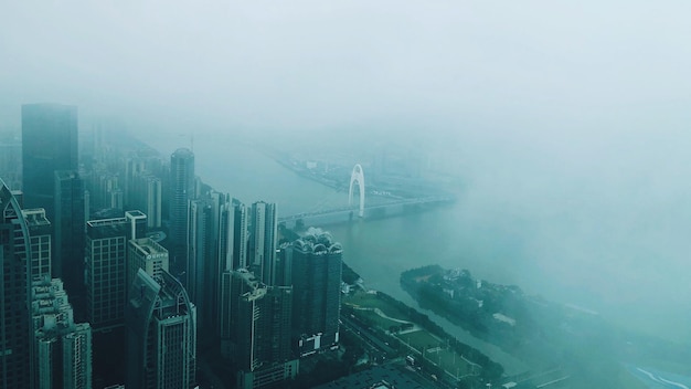 Vista aérea de la ciudad en tiempo de niebla