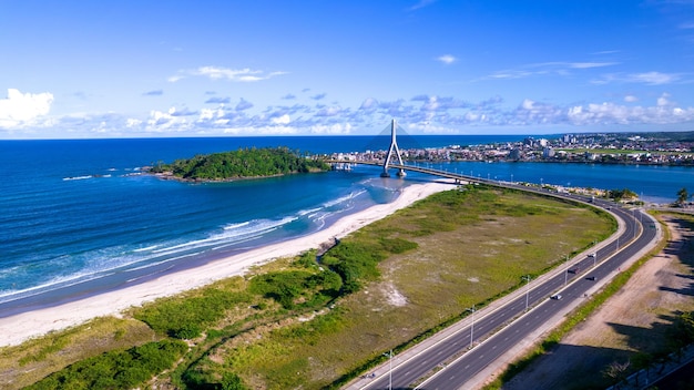 Vista aérea de la ciudad turística de Ilheus en el centro histórico de Bahía con el famoso puente al fondo