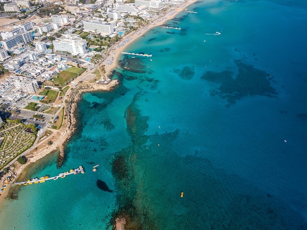 Vista aérea de la ciudad turística con mar azul