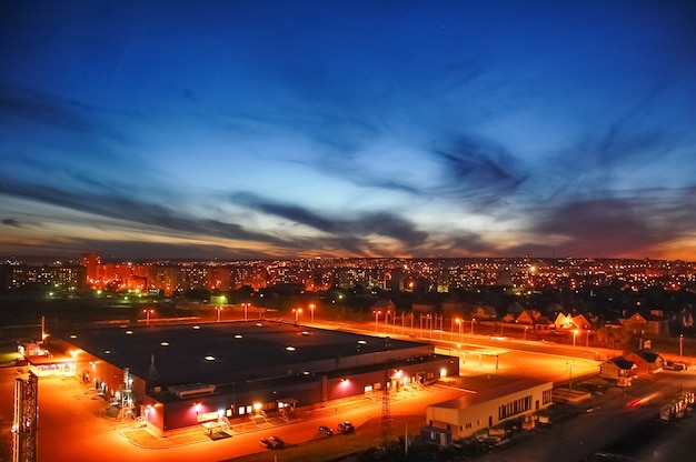 Vista aérea de la ciudad urbana moderna en la noche