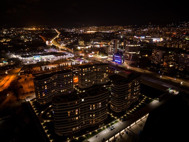 Vista aérea de la ciudad de Varna en la noche Paisaje urbano nocturno