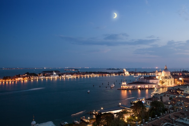 Vista aérea de la ciudad de Venecia al atardecer