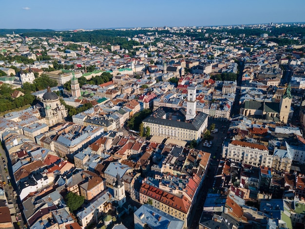 Vista aérea de la ciudad de verano Lviv Ucrania