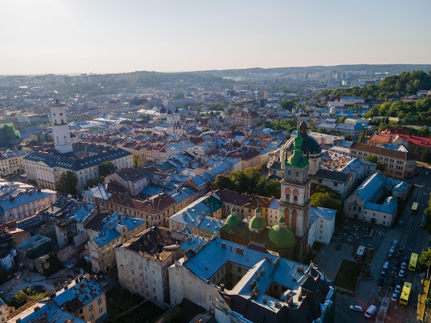 Vista aérea de la ciudad de verano de Lviv