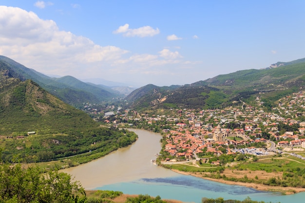 Vista aérea de la ciudad vieja de Mtskheta y la confluencia de los ríos Kura y Aragvi en Georgia