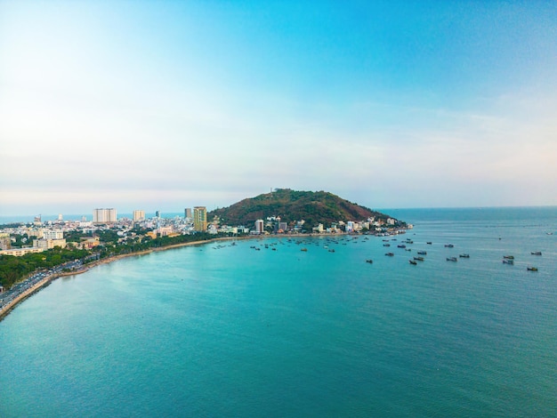 Vista aérea de la ciudad de Vung Tau con hermosa puesta de sol Palacio Bach Dinh Vista panorámica costera de Vung Tau desde arriba con olas, calles costeras, cocoteros y montaña Tao Phung en Vietnam