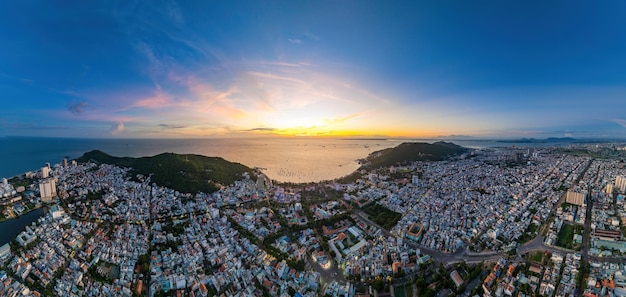 Vista aérea de la ciudad de Vung Tau con una hermosa puesta de sol y tantos barcos Vista panorámica de la costa de Vung Tao desde arriba con olas calles de la costa cocos y montaña Tao Phung en Vietnam