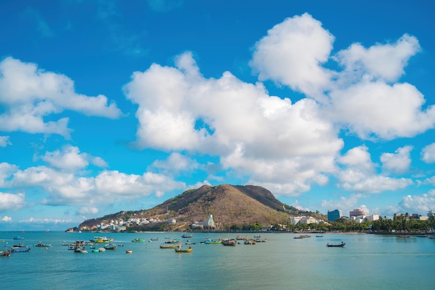 Vista aérea de la ciudad de Vung Tau con hermosa puesta de sol y tantos barcos Vista panorámica costera de Vung Tau desde arriba con olas, calles costeras, cocoteros y montaña Tao Phung en Vietnam