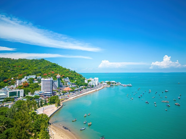 Vista aérea de la ciudad de Vung Tau con hermosa puesta de sol y tantos barcos Vista panorámica costera de Vung Tau desde arriba con olas, calles costeras, cocoteros y la montaña Tao Phung en Vietnam