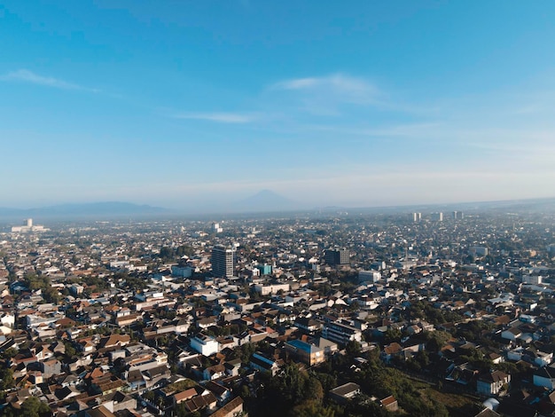 Vista aérea de la ciudad de Yogyakarta con fondo de cielo azul