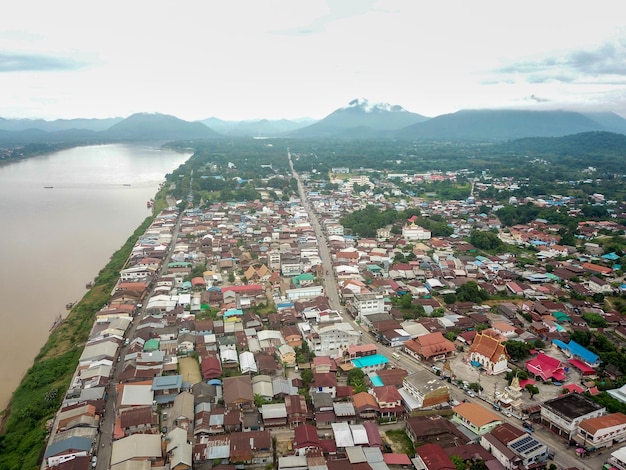 Vista aérea de la clásica casa de madera al lado del río Mekong en el distrito de Chiang Khan Loei tailandia