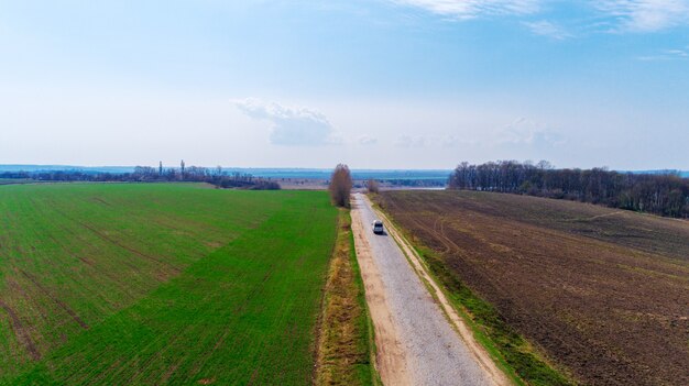 Vista aérea del coche en movimiento en la carretera. Fondo de concepto de tráfico de carretera.