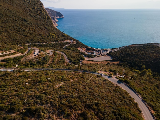 Vista aérea del coche en movimiento por carretera en la isla de Lefkada