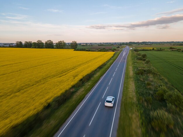 Vista aérea del coche en movimiento por Speedway movimiento borroso