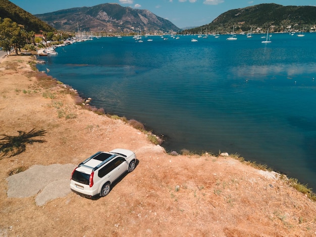 Vista aérea del coche en la playa del mar con una hermosa vista del puerto marítimo