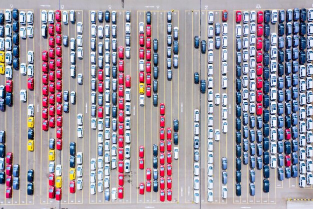 Vista aérea de los coches en el estacionamiento