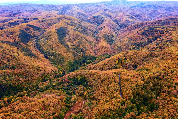 Vista aérea de las colinas de las montañas y el valle cubierto de colores otoñales