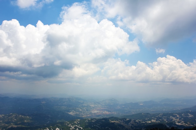 Vista aérea de las colinas de Montenegro