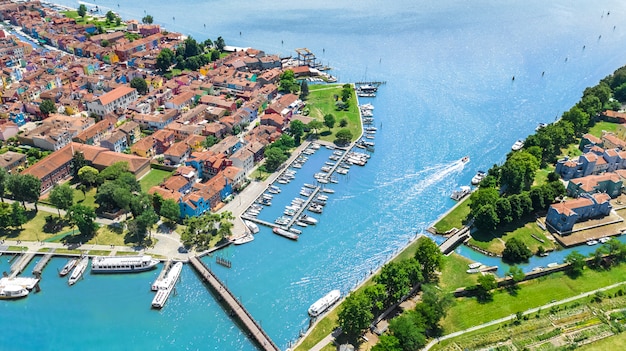 Vista aérea de la colorida isla de Burano en el mar de la laguna veneciana desde arriba, Italia