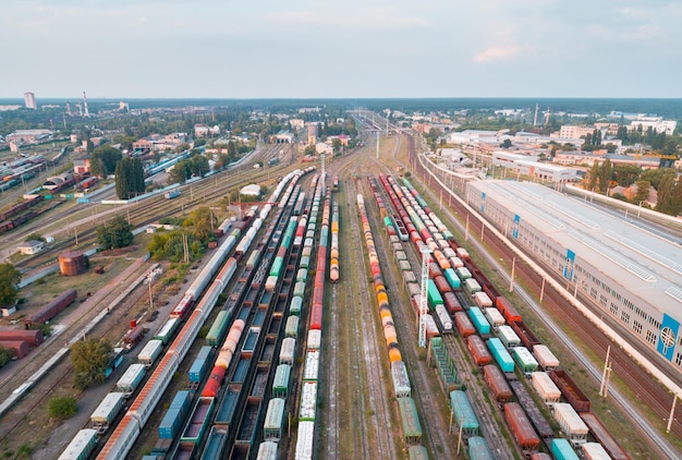 Vista aérea de coloridos trenes de carga Estación de tren