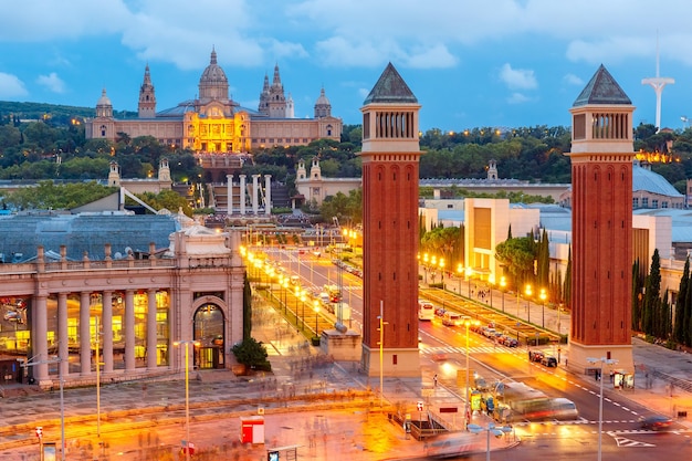 Vista aérea de columnas venecianas Museo Nacional de Arte y Plaça Espanya en Barcelona por la noche Cataluña España