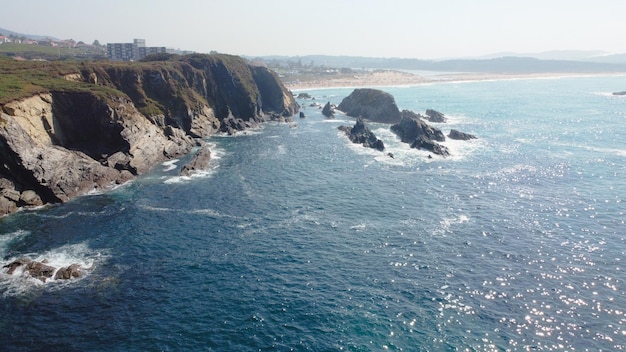 Vista aérea com drone para o mar em valdoviño, ferrol, galiza, espanha.