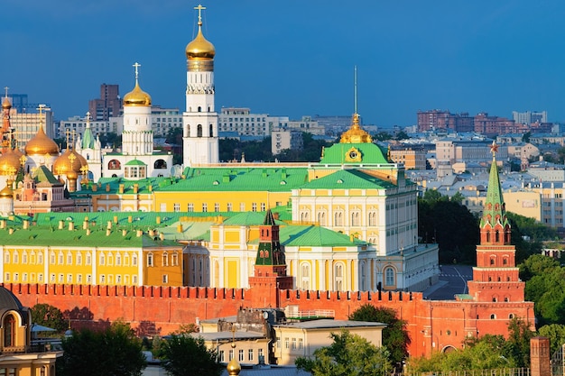 Vista aérea com igrejas e o Grande Palácio do Kremlin na cidade de Moscou na Rússia à noite.