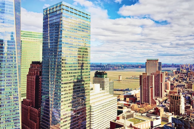 Vista aérea com Lower Manhattan em Nova York, EUA e Jersey City, Nova Jersey, EUA, ao fundo.