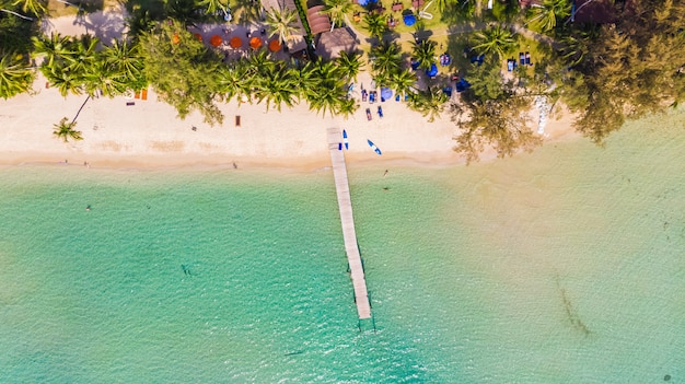 Vista aérea com mar e praia