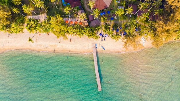 Vista aérea com mar e praia