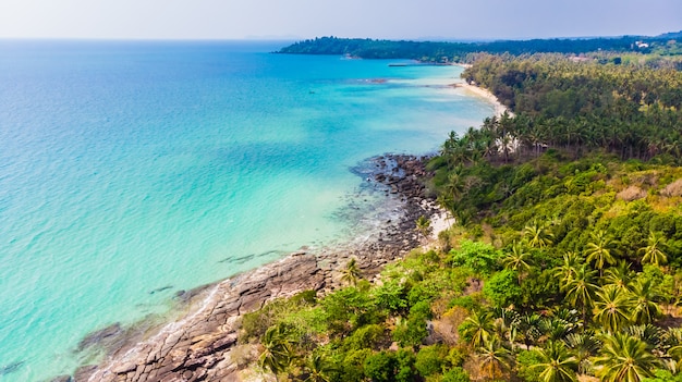 Vista aérea com mar e praia