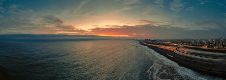 Foto vista aérea com pôr do sol da cidade de lima peru sem carros e sem pessoas